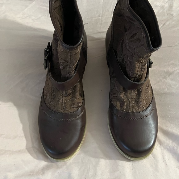 Moving Sale! NWOT - Brown Booties - Picture 3 of 5